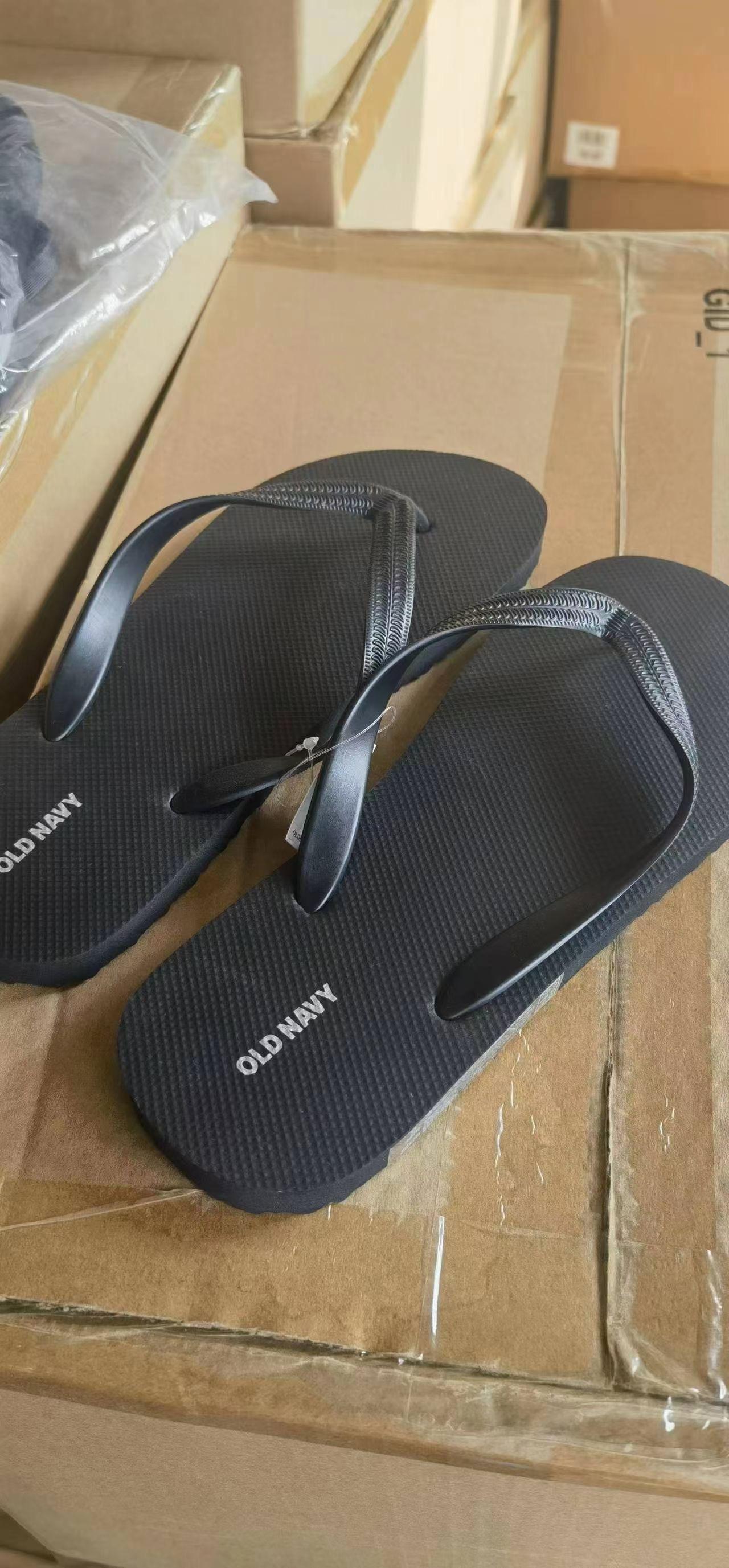 011817 Childrens and Ladys Mens slippers